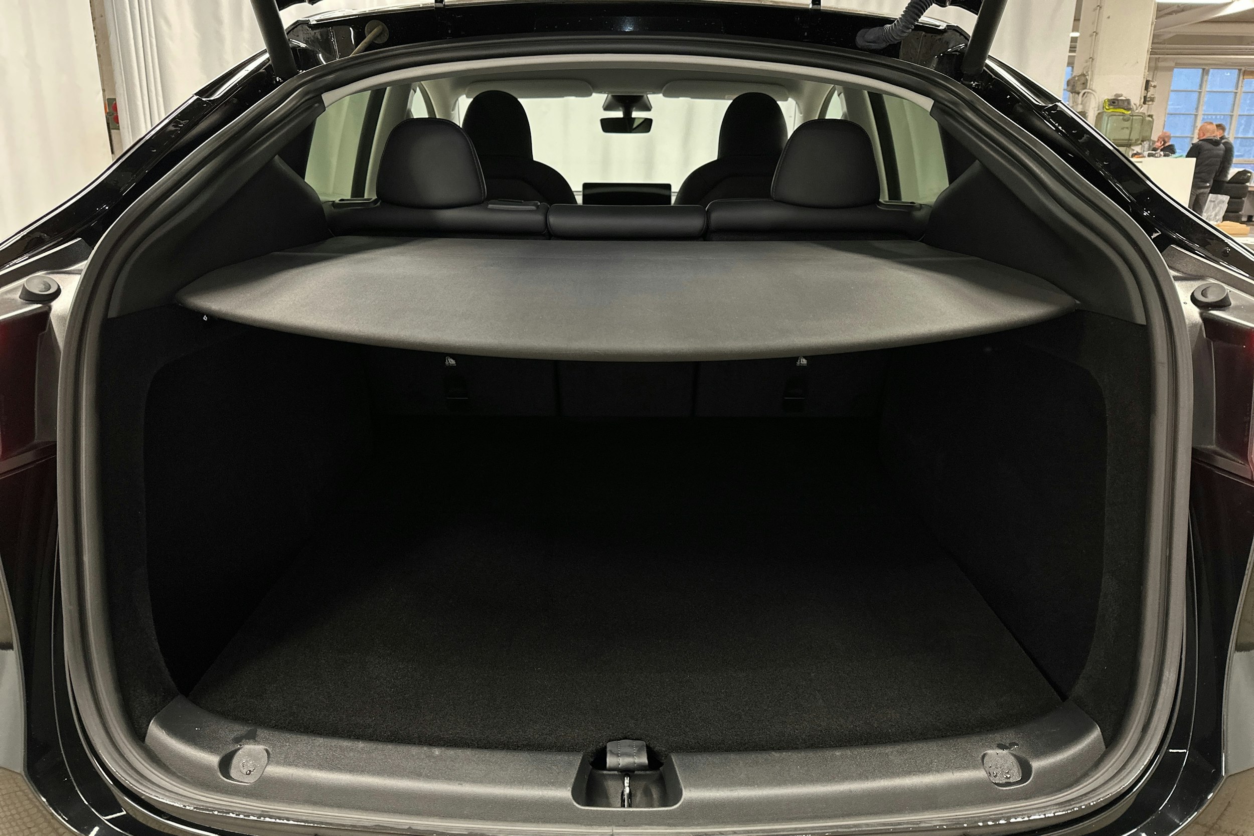 musta Tesla Model Y 2023 kuva 11.