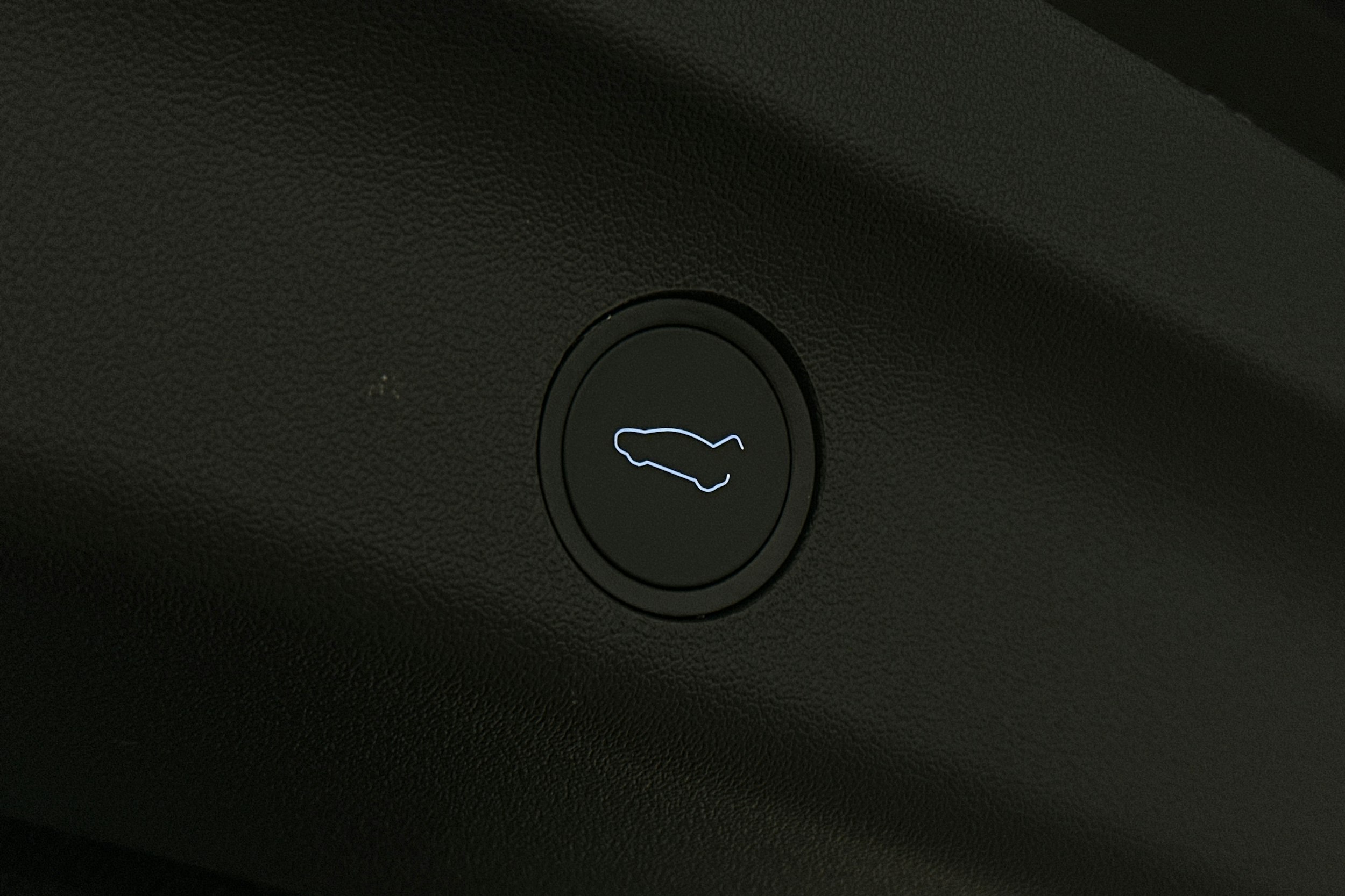 musta Tesla Model Y 2023 kuva 12.