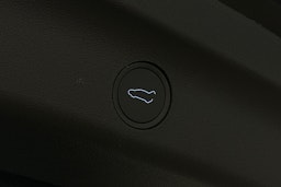 musta Tesla Model Y 2023 kuva 12.