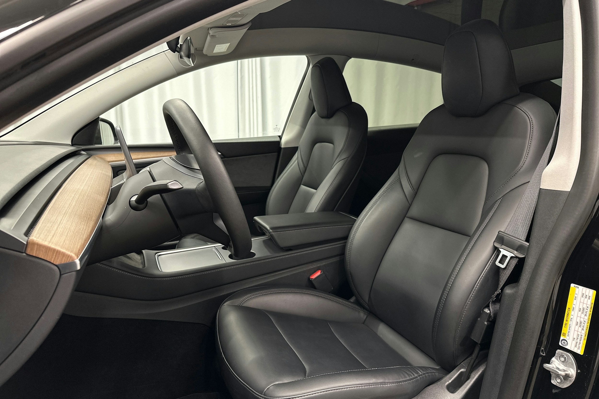 musta Tesla Model Y 2023 kuva 13.