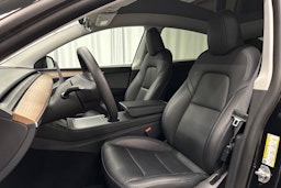 musta Tesla Model Y 2023 kuva 13.