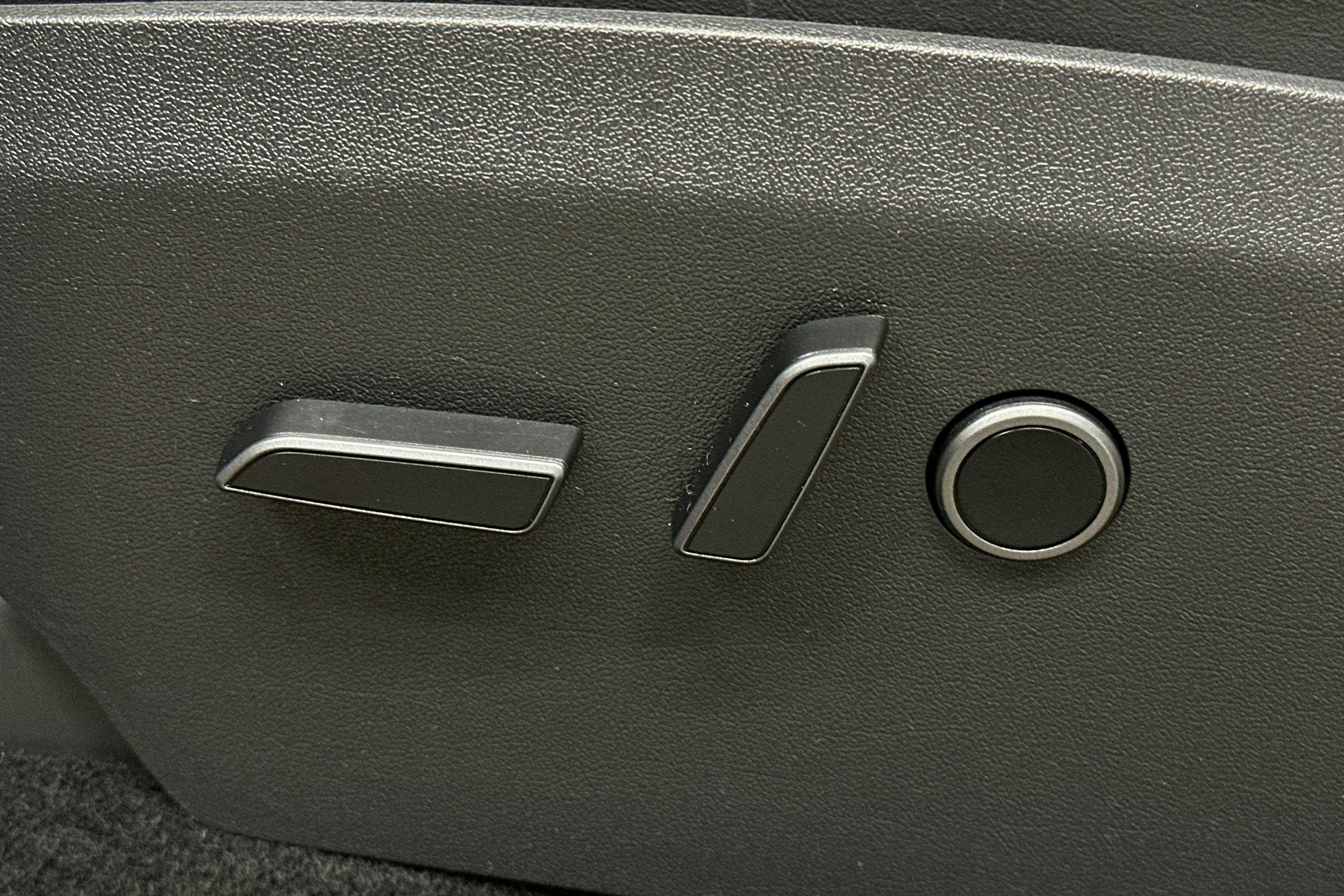 musta Tesla Model Y 2023 kuva 14.