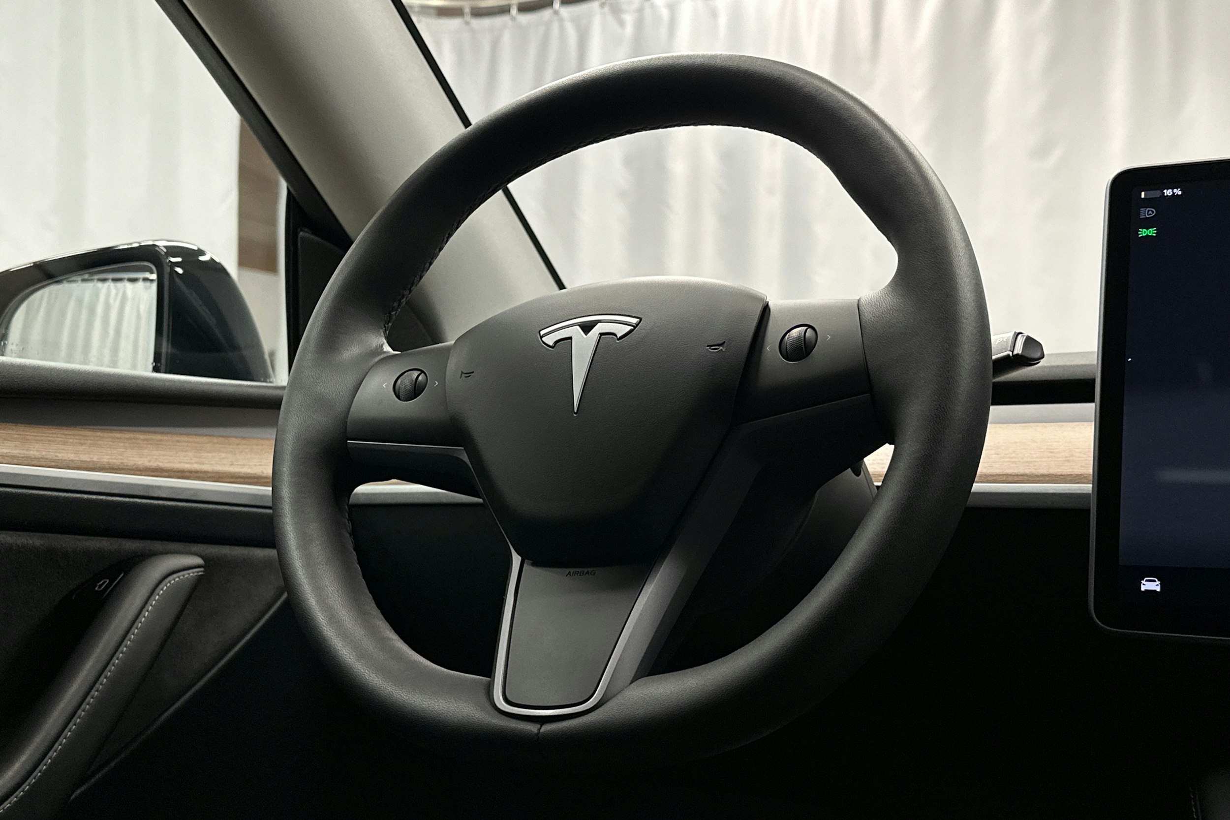 musta Tesla Model Y 2023 kuva 15.