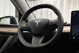 musta Tesla Model Y 2023 kuva 15.