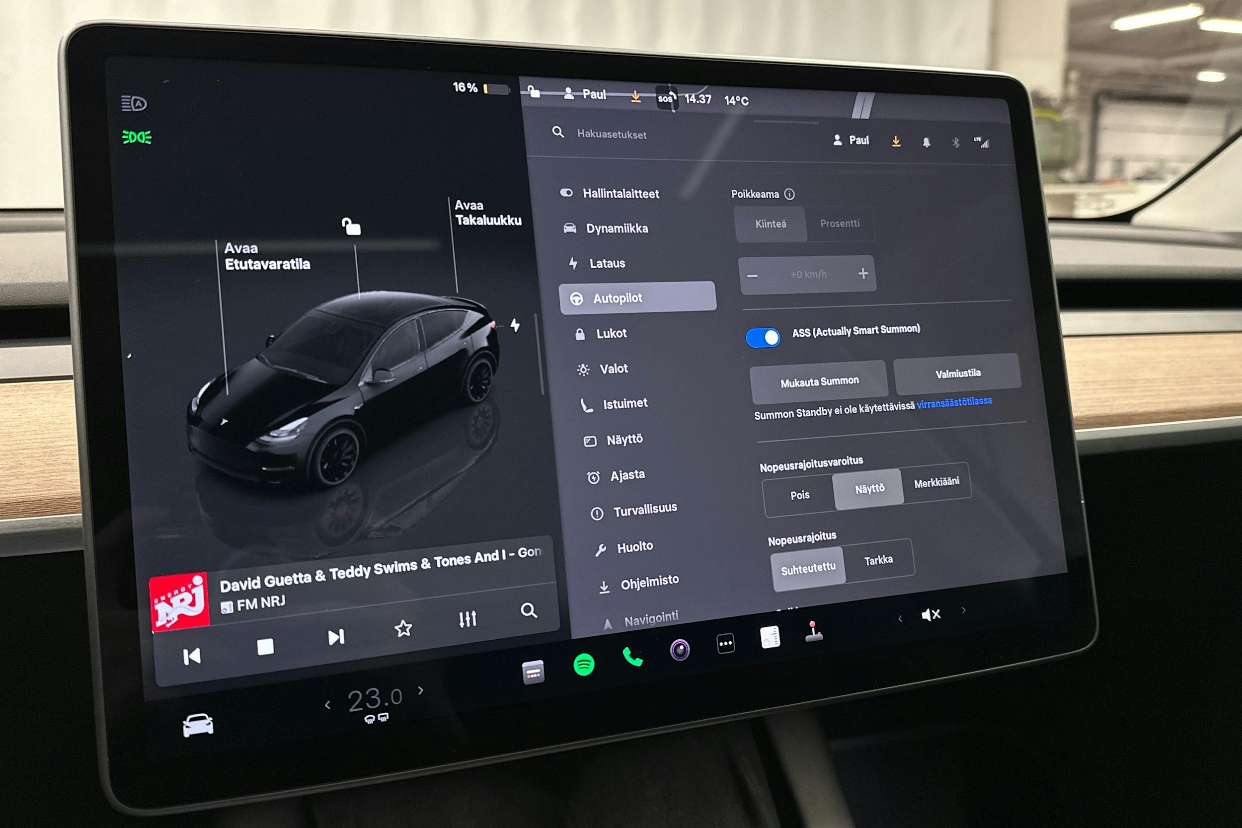 musta Tesla Model Y 2023 kuva 18.