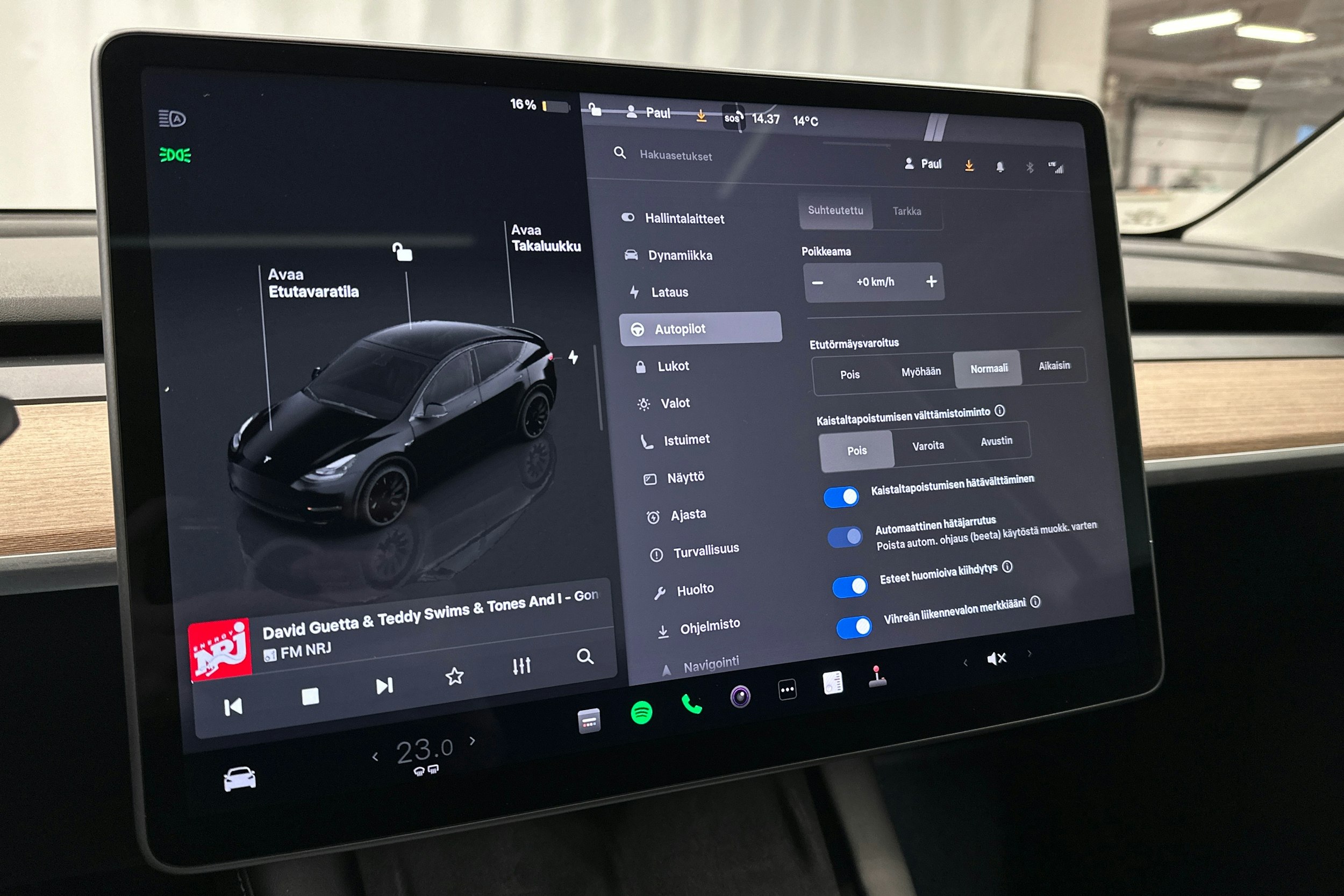 musta Tesla Model Y 2023 kuva 19.