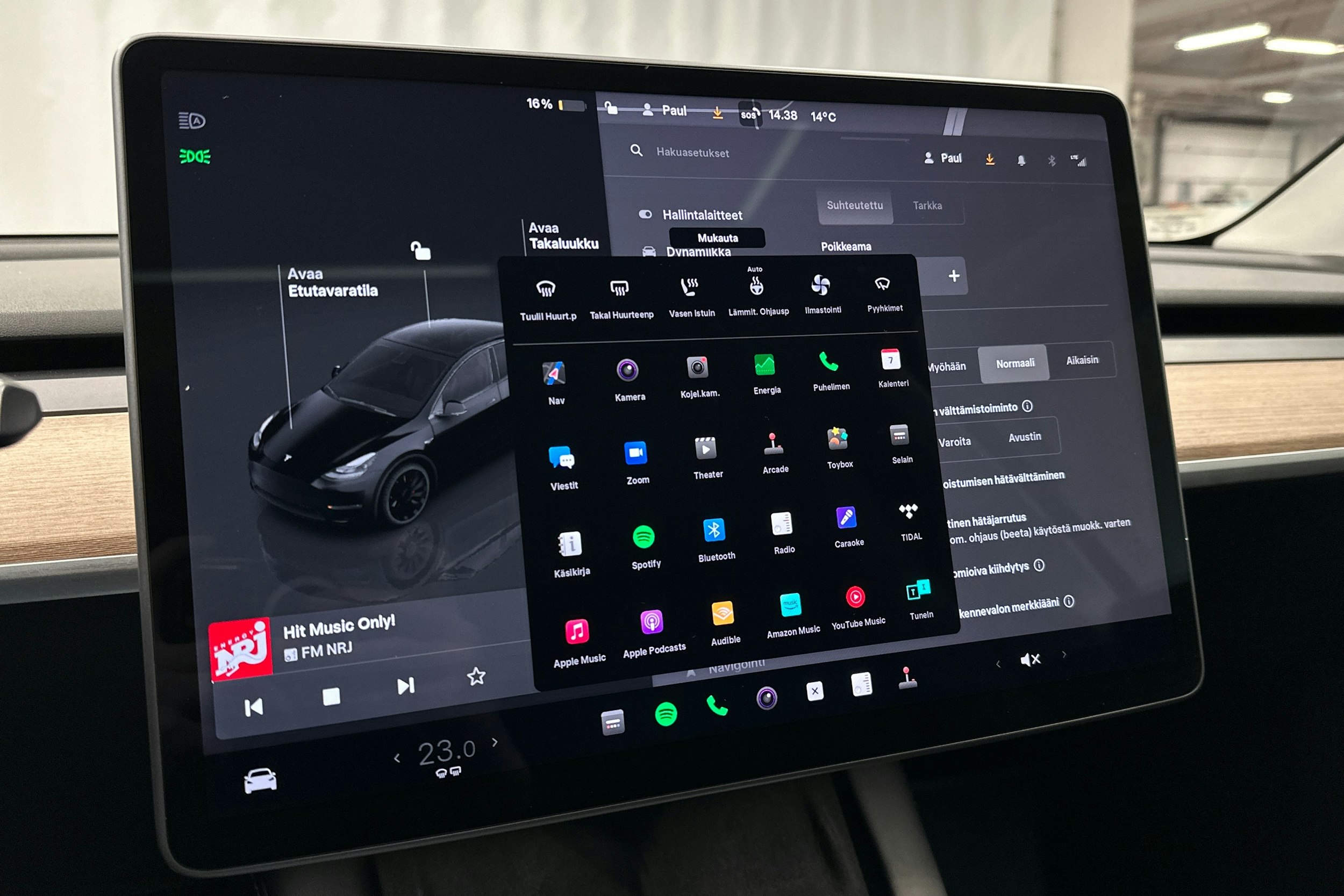 musta Tesla Model Y 2023 kuva 21.