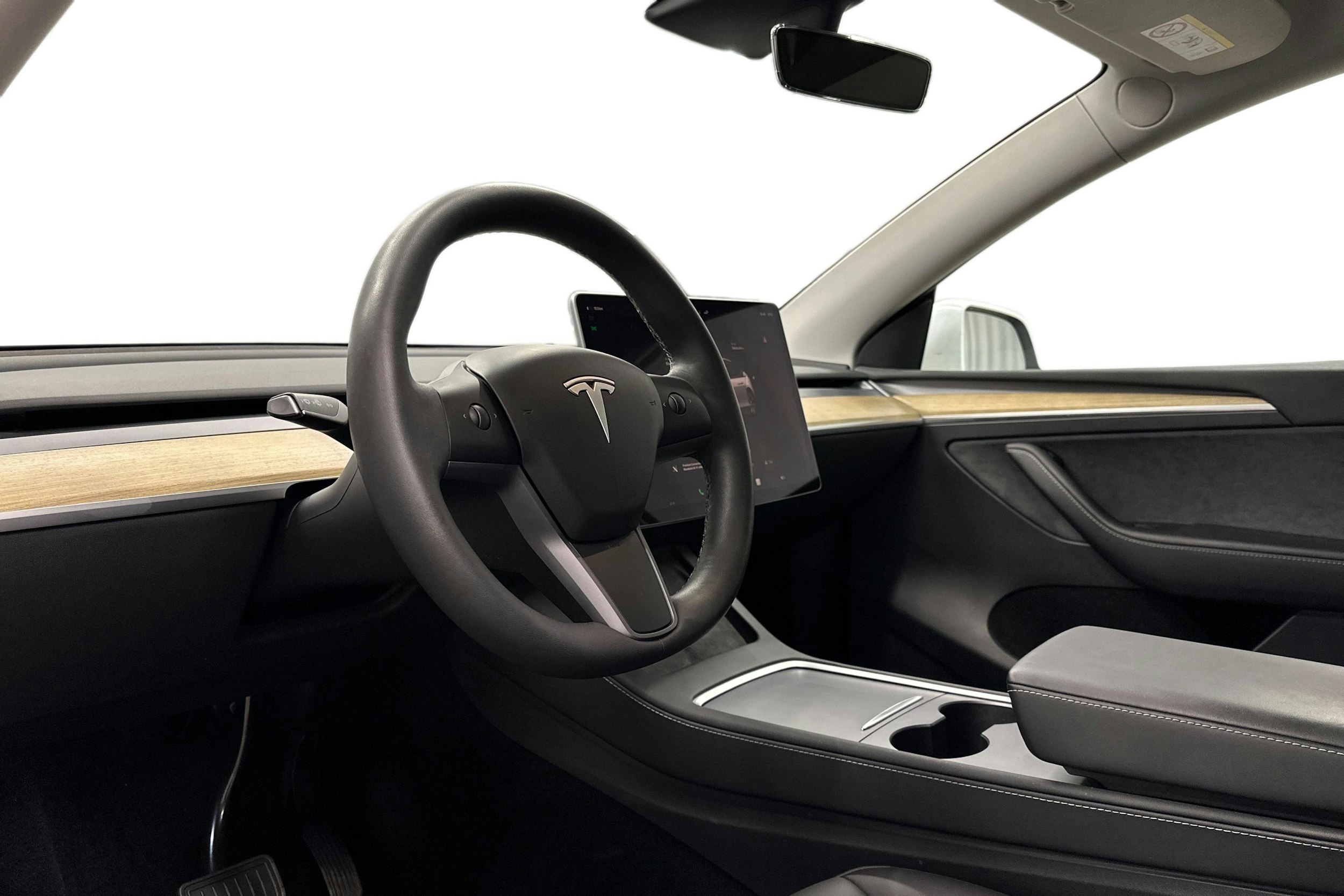 valkoinen Tesla Model Y 2023 kuva 7.