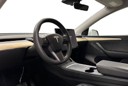 valkoinen Tesla Model Y 2023 kuva 7.