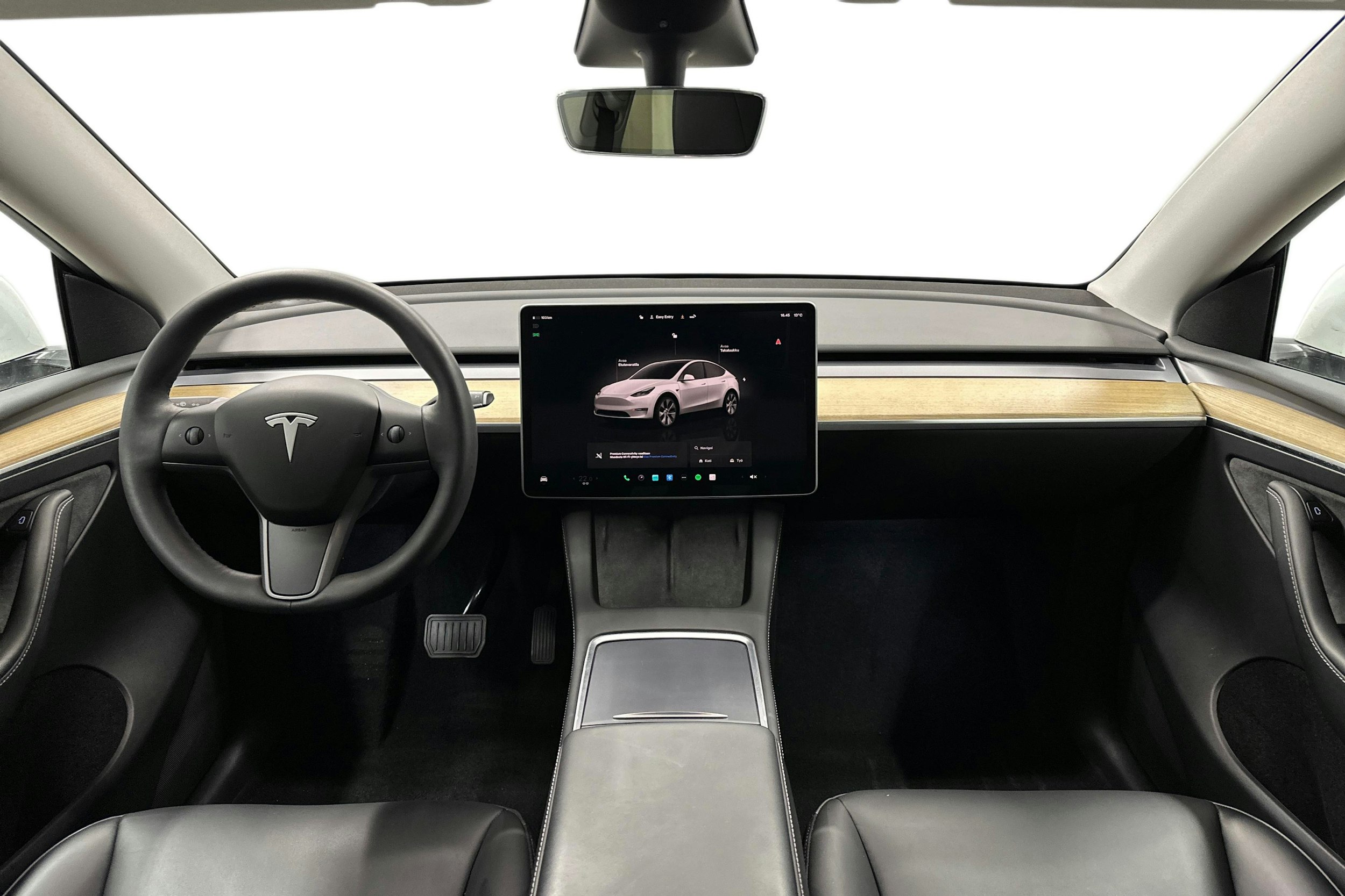 valkoinen Tesla Model Y 2023 kuva 9.