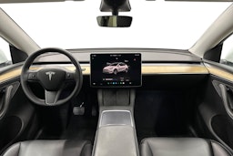 valkoinen Tesla Model Y 2023 kuva 9.