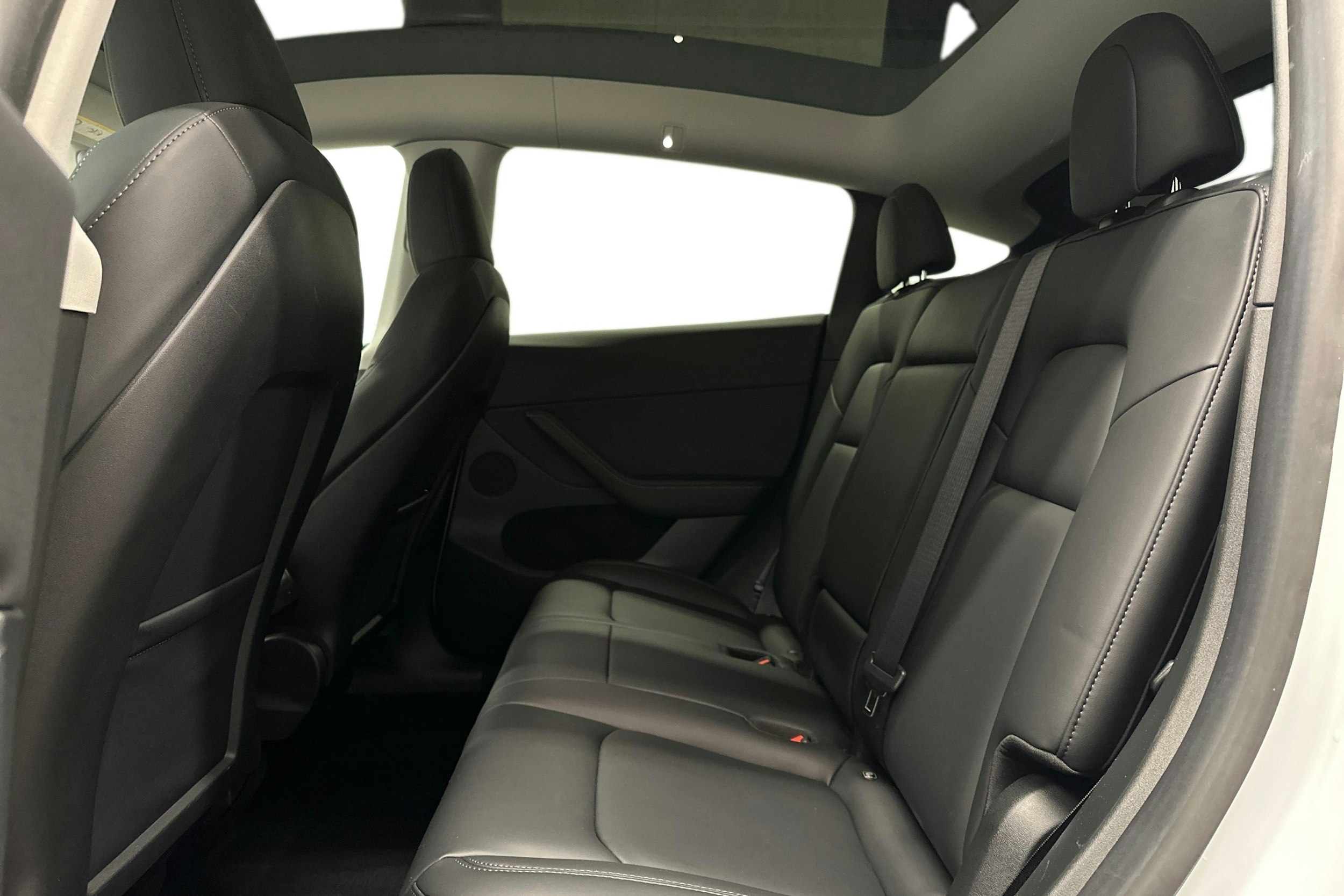 valkoinen Tesla Model Y 2023 kuva 10.