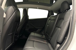 valkoinen Tesla Model Y 2023 kuva 10.