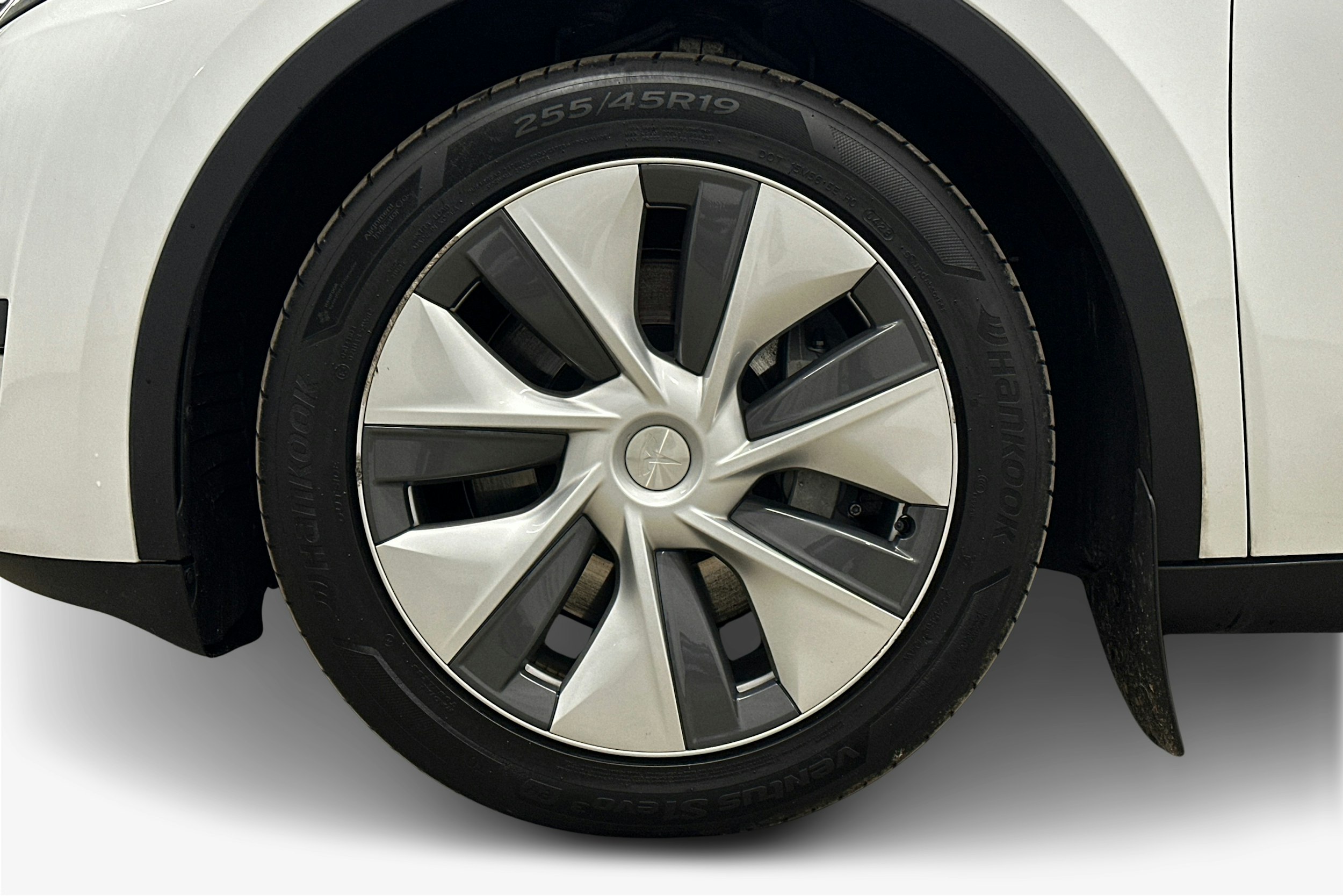 valkoinen Tesla Model Y 2023 kuva 11.