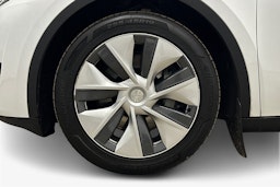 valkoinen Tesla Model Y 2023 kuva 11.