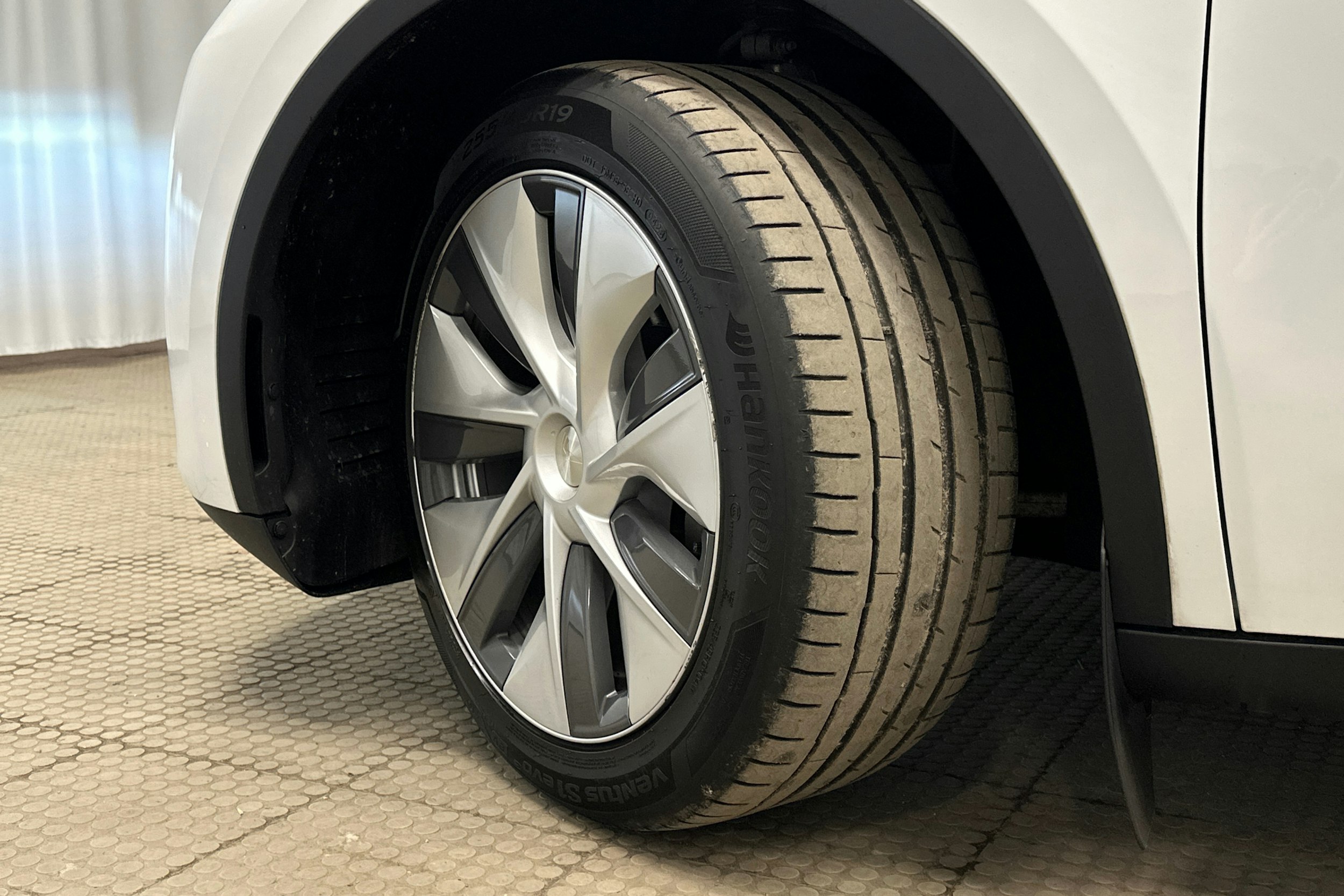 valkoinen Tesla Model Y 2023 kuva 13.