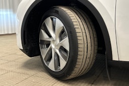 valkoinen Tesla Model Y 2023 kuva 13.