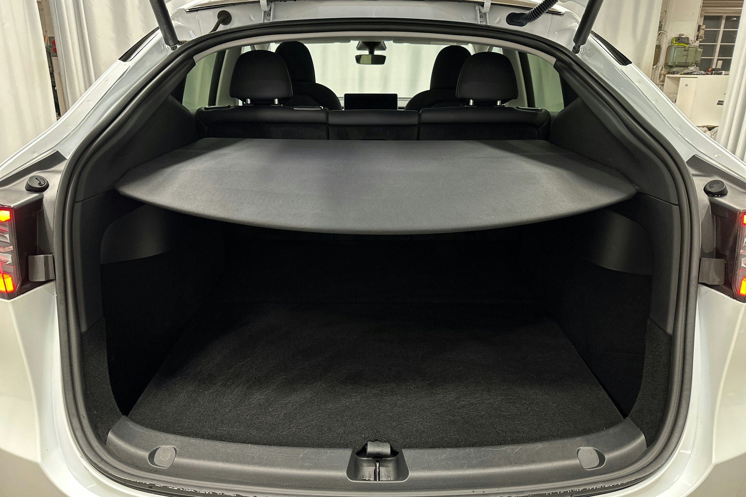 valkoinen Tesla Model Y 2023 kuva 14.