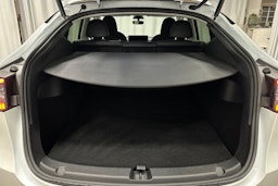 valkoinen Tesla Model Y 2023 kuva 14.