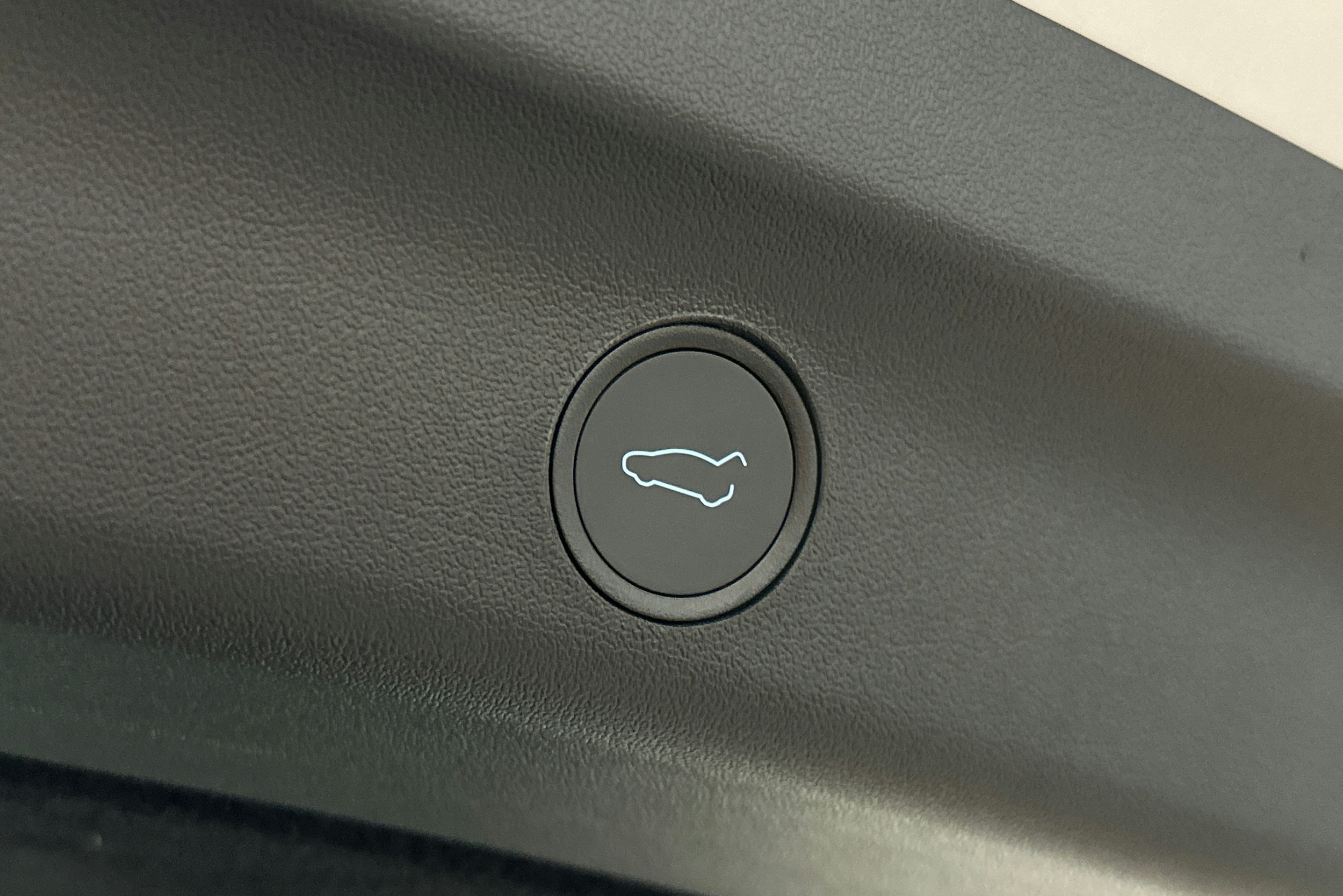 valkoinen Tesla Model Y 2023 kuva 15.