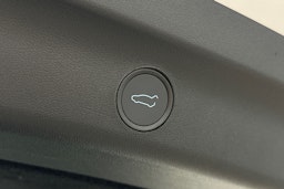 valkoinen Tesla Model Y 2023 kuva 15.