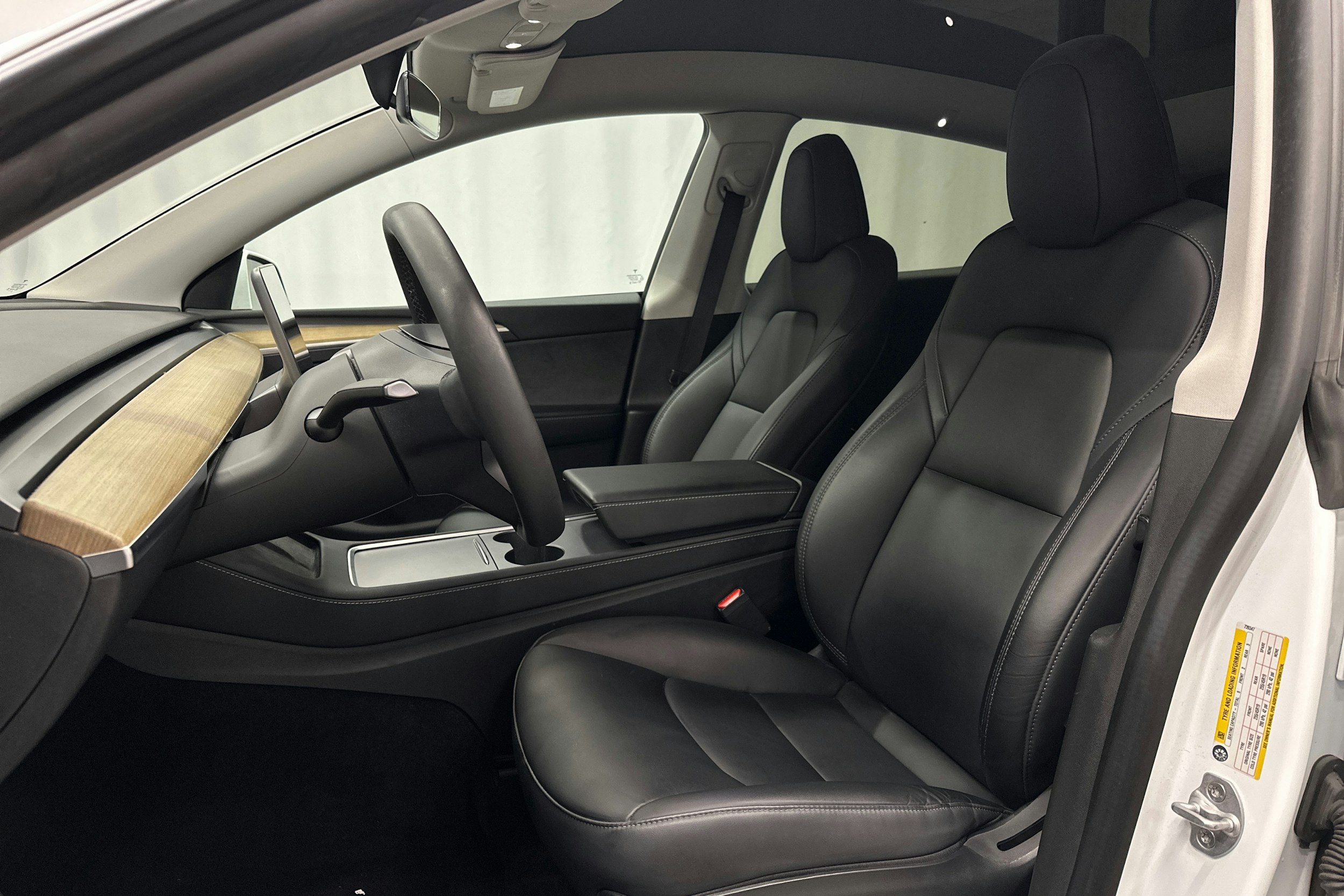 valkoinen Tesla Model Y 2023 kuva 16.