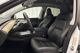 valkoinen Tesla Model Y 2023 kuva 16.