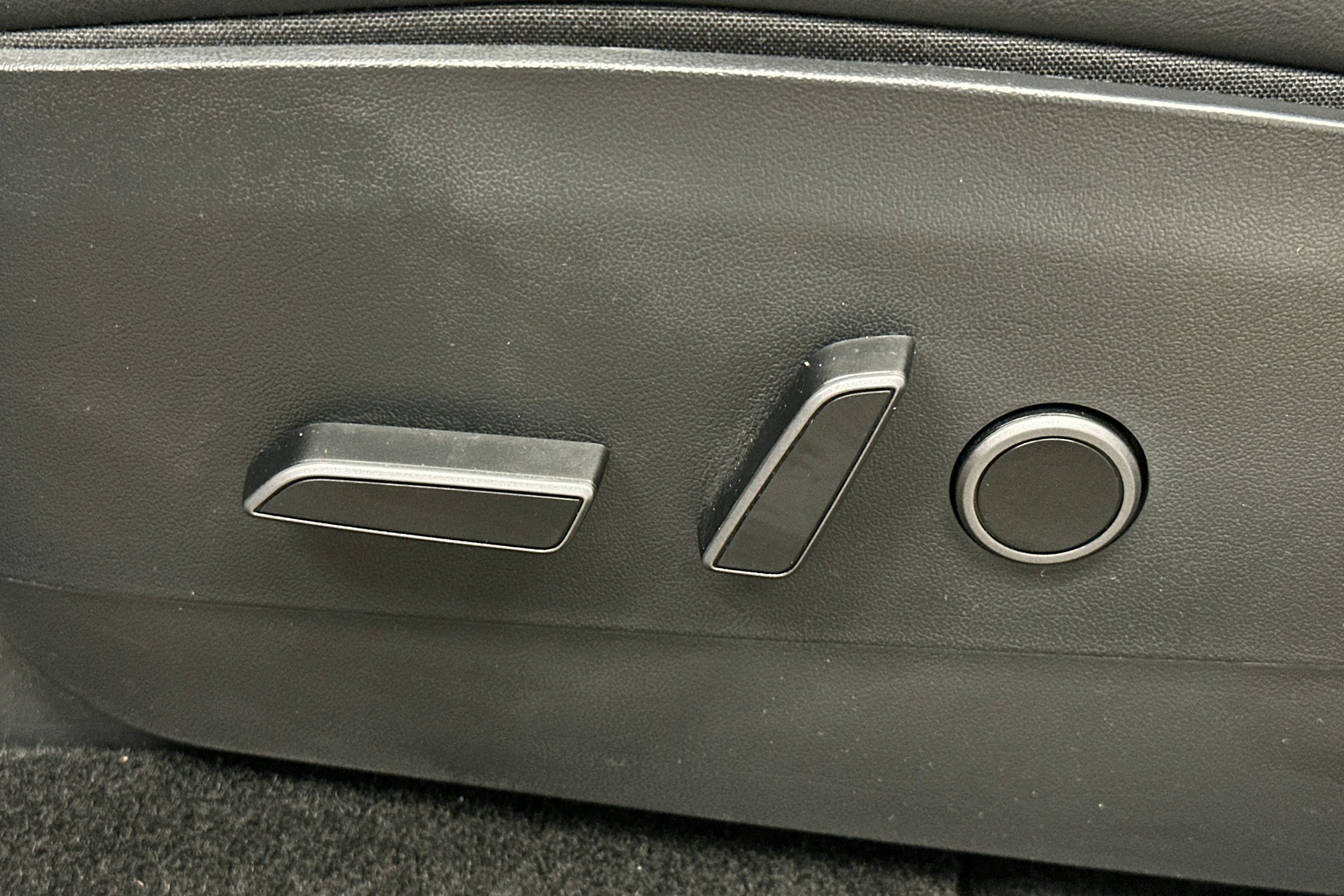 valkoinen Tesla Model Y 2023 kuva 17.