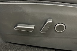 valkoinen Tesla Model Y 2023 kuva 17.