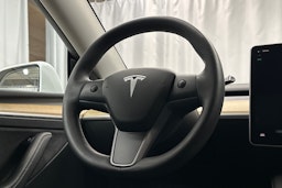 valkoinen Tesla Model Y 2023 kuva 18.