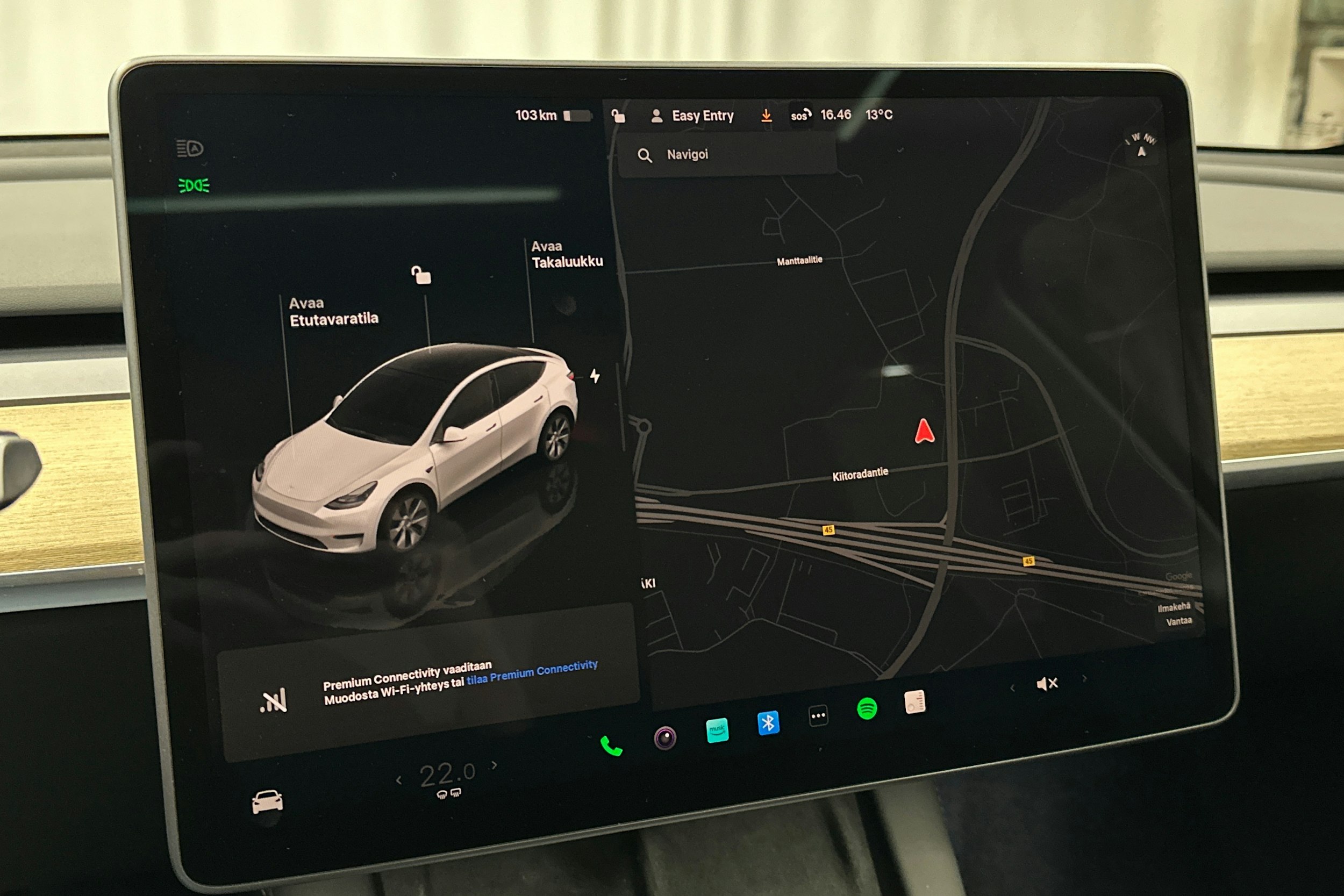 valkoinen Tesla Model Y 2023 kuva 19.