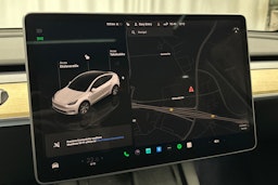 valkoinen Tesla Model Y 2023 kuva 19.
