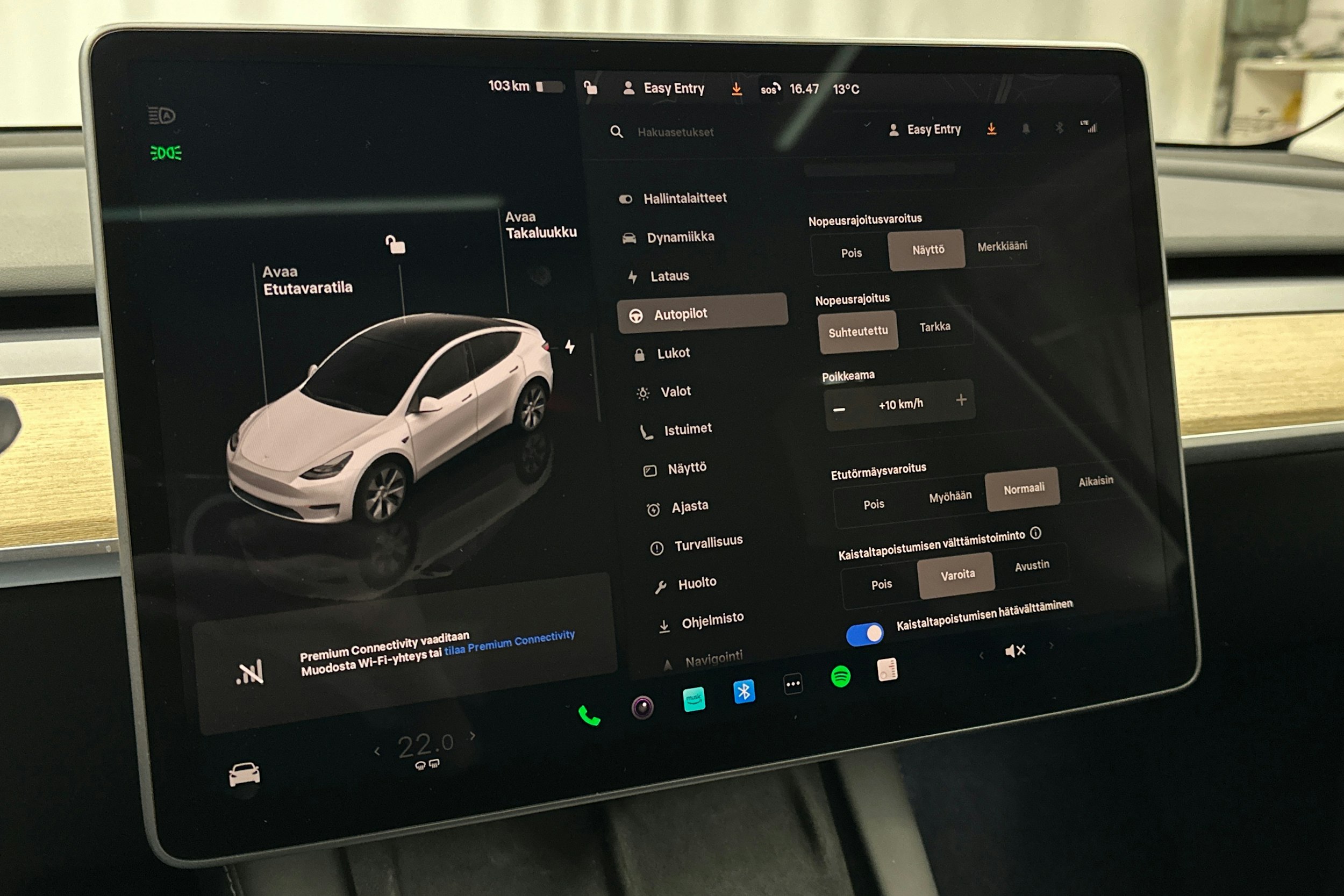 valkoinen Tesla Model Y 2023 kuva 21.