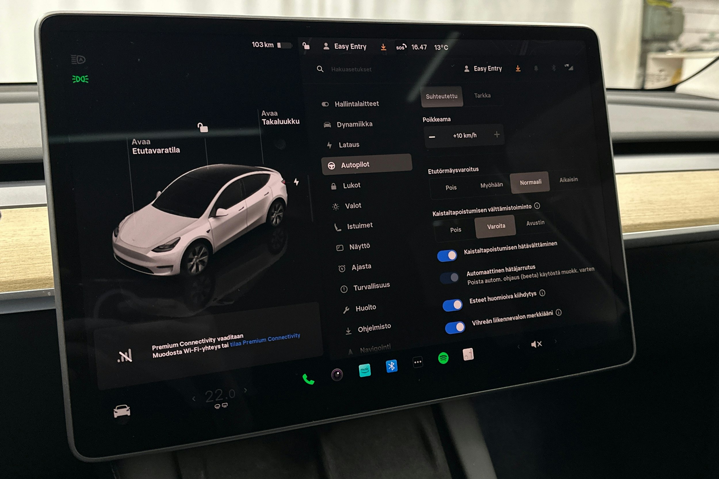 valkoinen Tesla Model Y 2023 kuva 22.