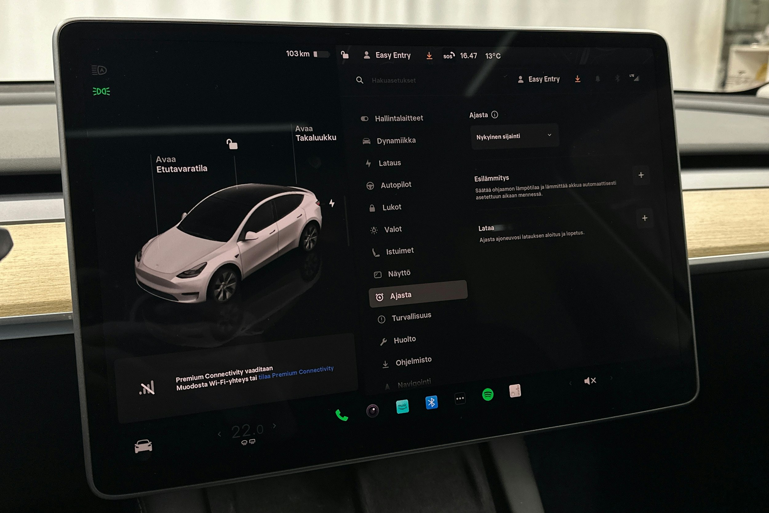 valkoinen Tesla Model Y 2023 kuva 23.