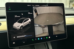 valkoinen Tesla Model Y 2023 kuva 25.