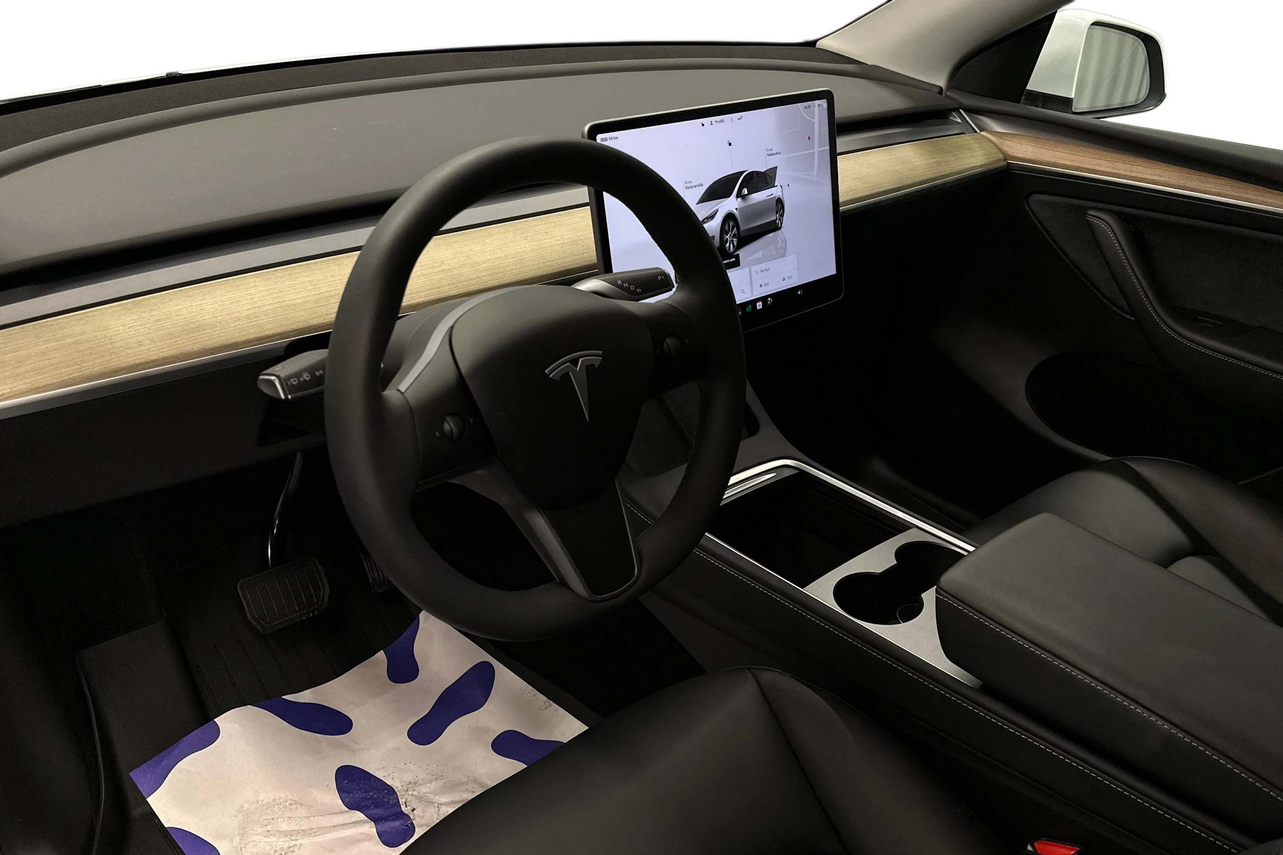 valkoinen Tesla Model Y 2023 kuva 6.