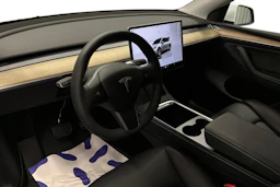 valkoinen Tesla Model Y 2023 kuva 6.