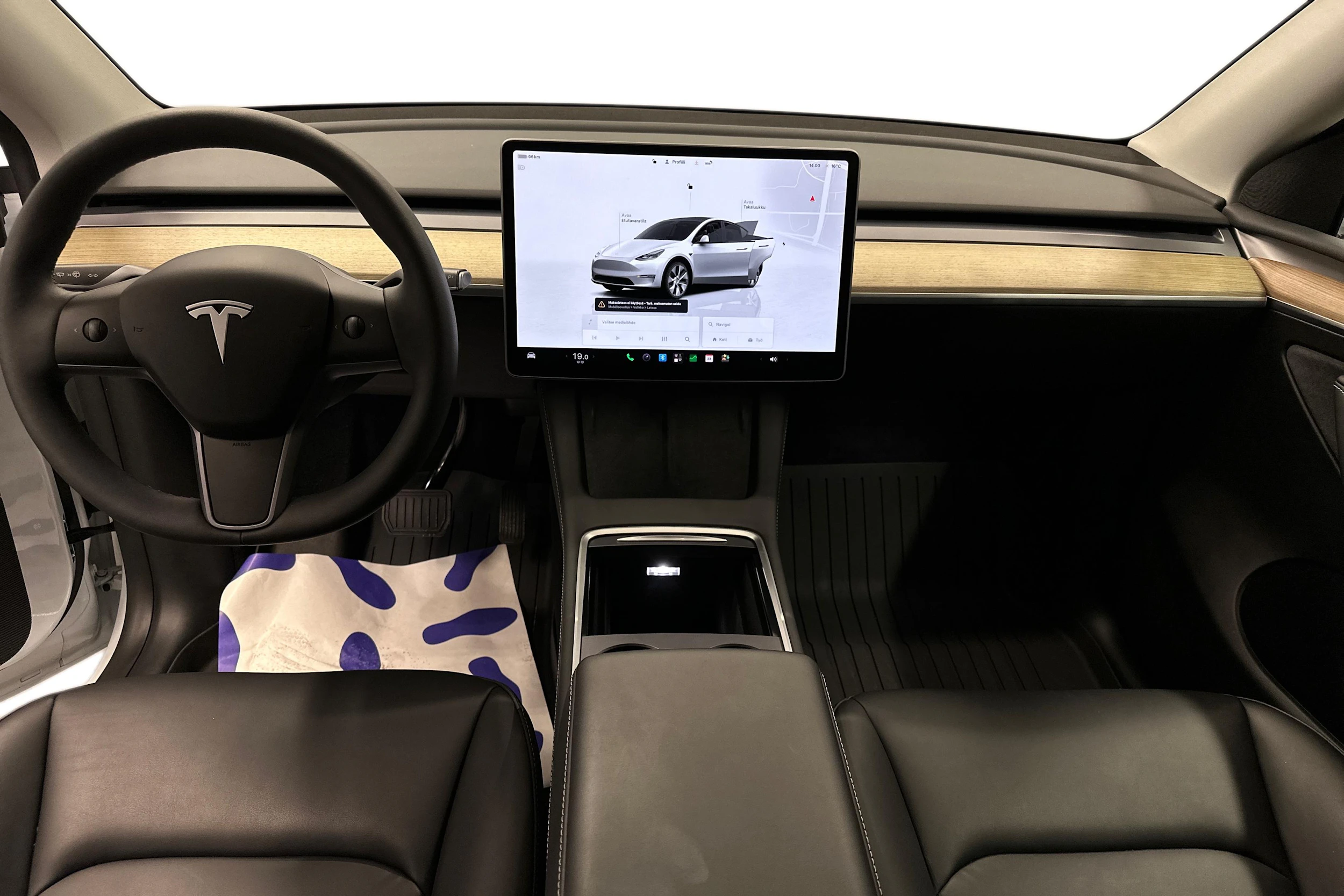 valkoinen Tesla Model Y 2023 kuva 7.