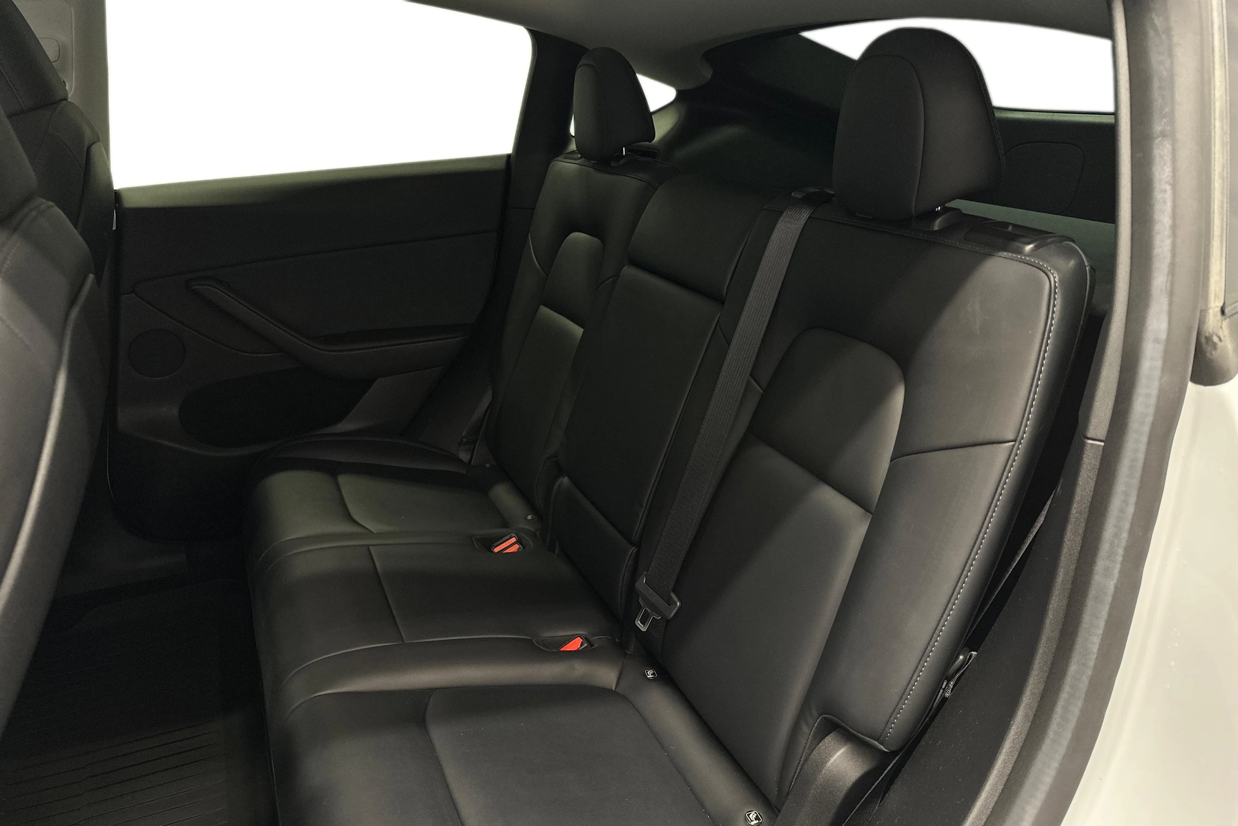 valkoinen Tesla Model Y 2023 kuva 8.