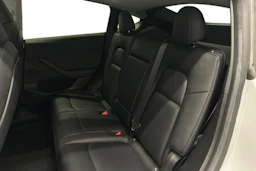 valkoinen Tesla Model Y 2023 kuva 8.