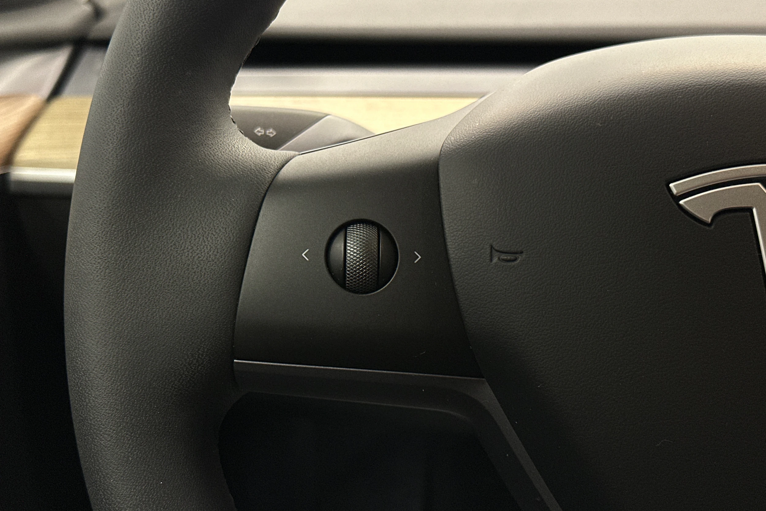 valkoinen Tesla Model Y 2023 kuva 11.