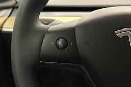 valkoinen Tesla Model Y 2023 kuva 11.
