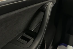 valkoinen Tesla Model Y 2023 kuva 13.