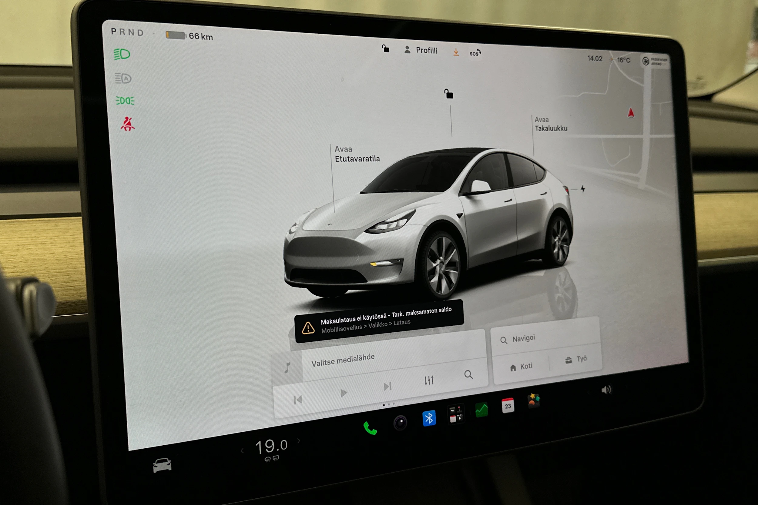 valkoinen Tesla Model Y 2023 kuva 14.