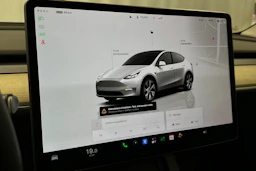 valkoinen Tesla Model Y 2023 kuva 14.
