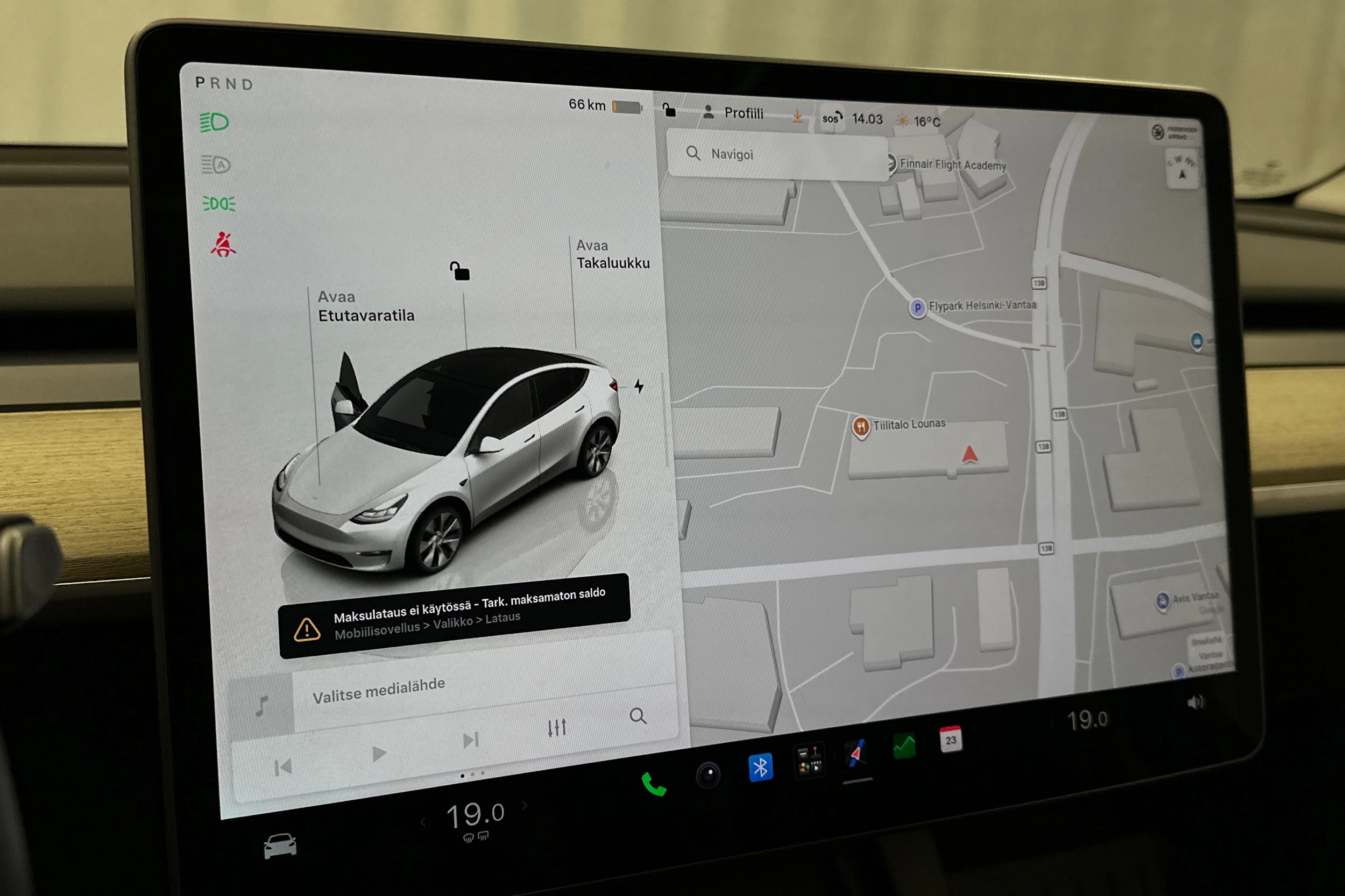 valkoinen Tesla Model Y 2023 kuva 16.