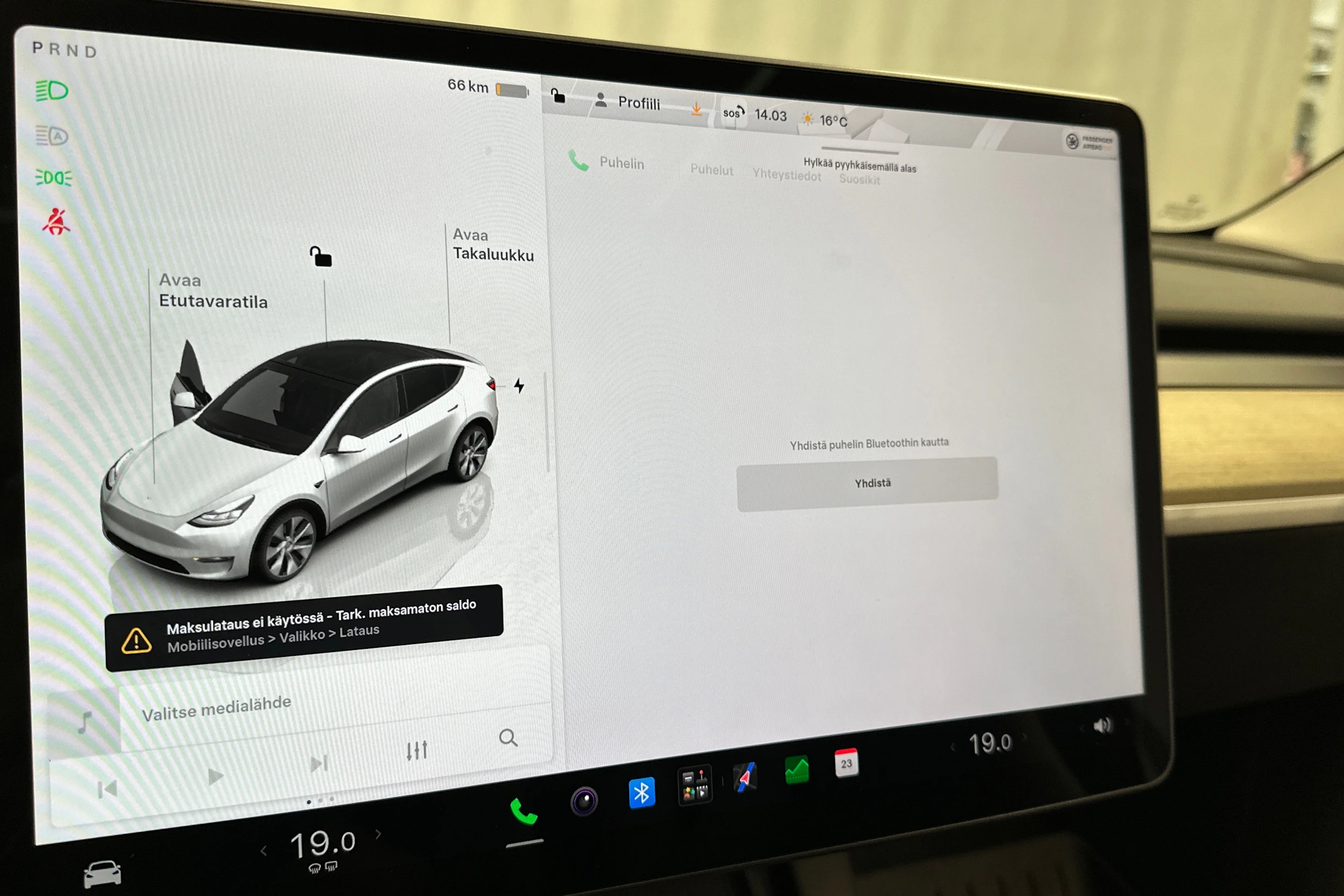 valkoinen Tesla Model Y 2023 kuva 17.