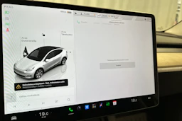 valkoinen Tesla Model Y 2023 kuva 17.