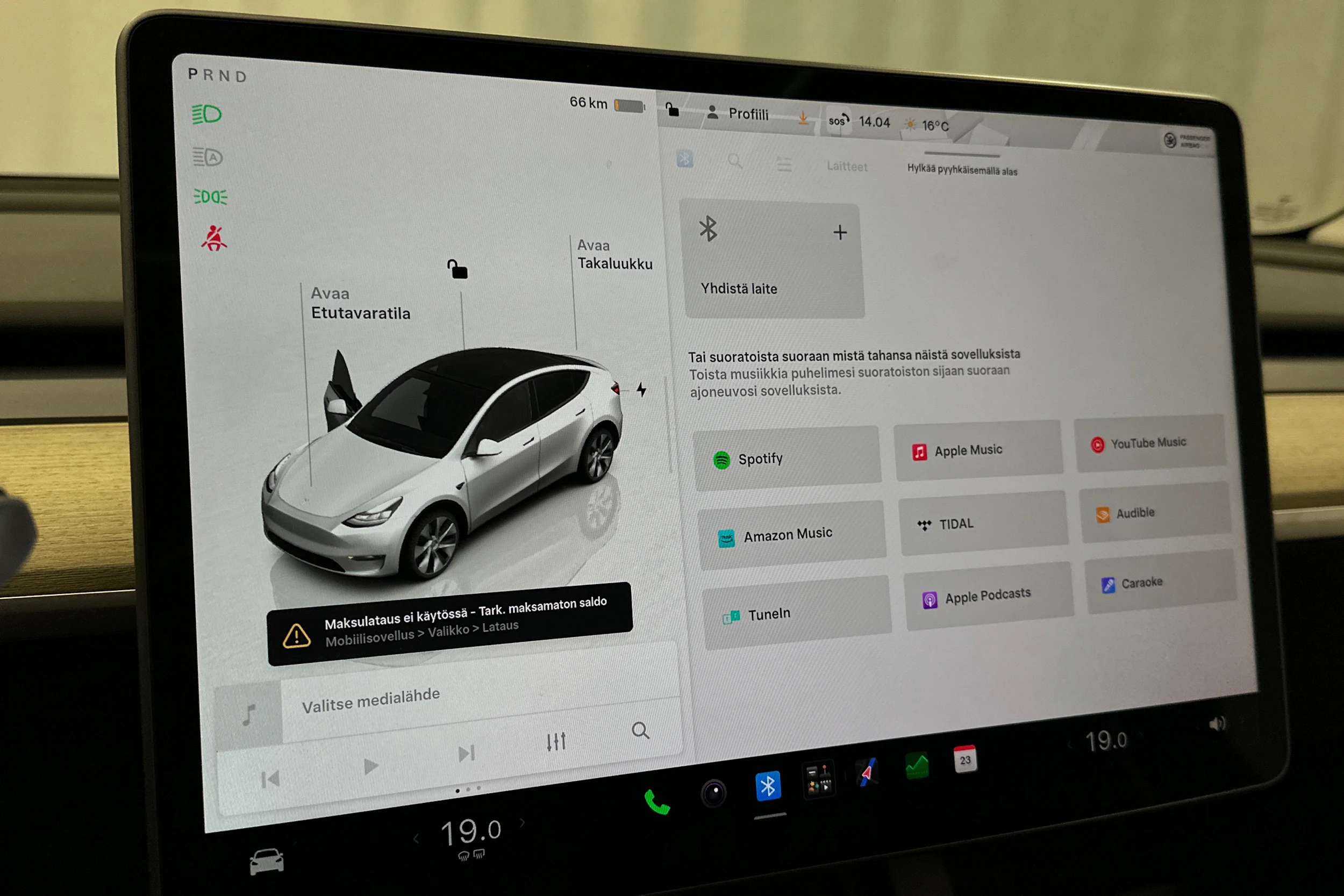 valkoinen Tesla Model Y 2023 kuva 18.